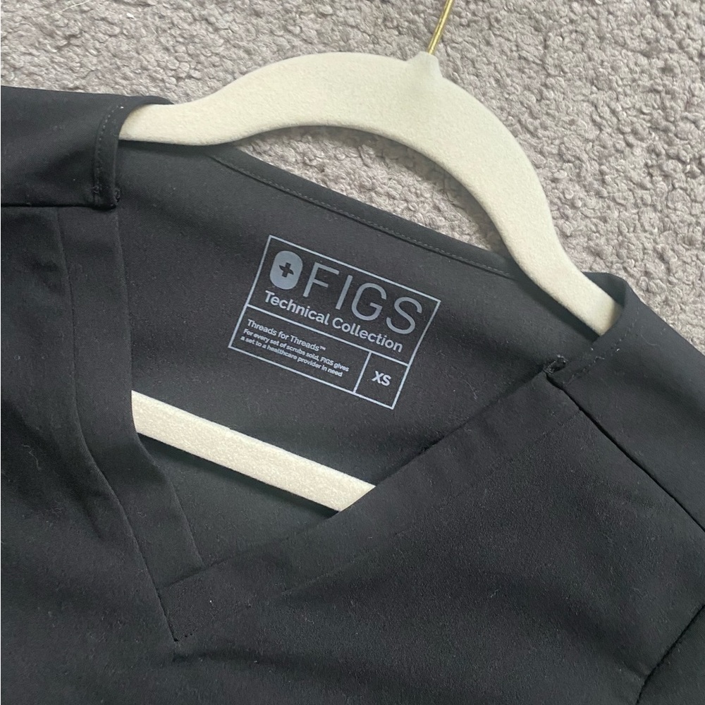 Figs limited edition pacora bonded scrub top in black xs🖤 - Picture 4 of 5